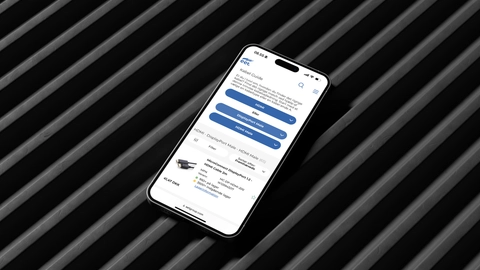 Smartphone som viser en kabelguide med HDMI og DisplayPort, placeret på en baggrund med striber.