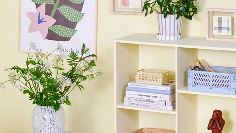 Billede af farverigt abstrakt kunstværk med forskellige geometriske former og nuancer, der skaber et dynamisk visuelt udtryk.