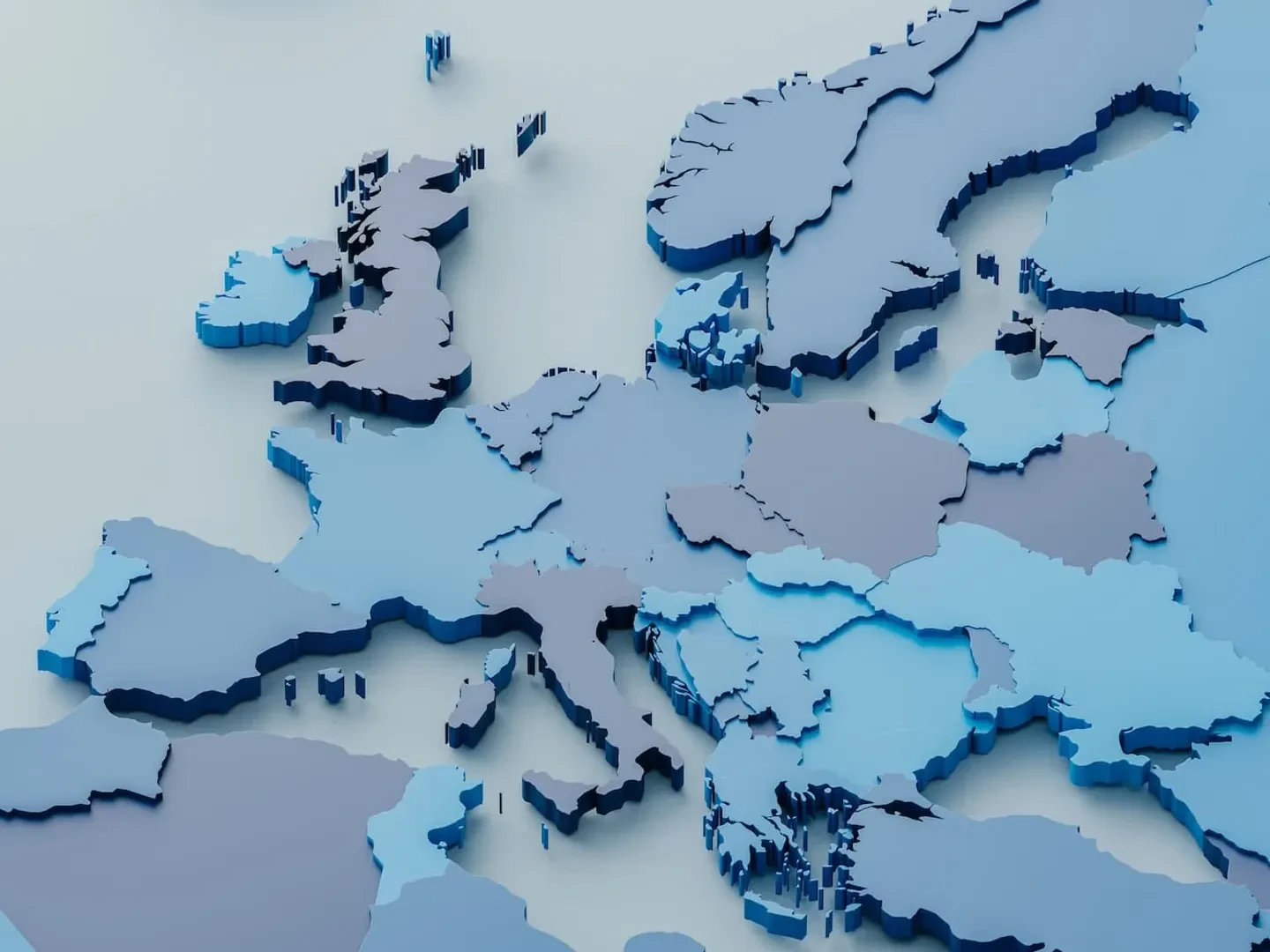 3D kort over Europa i forskellige nuancer af blå, der viser landegrænser og geografiske detaljer.