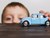 Dreng med blå legetøjsbil fra B2B ecommerce-løsning