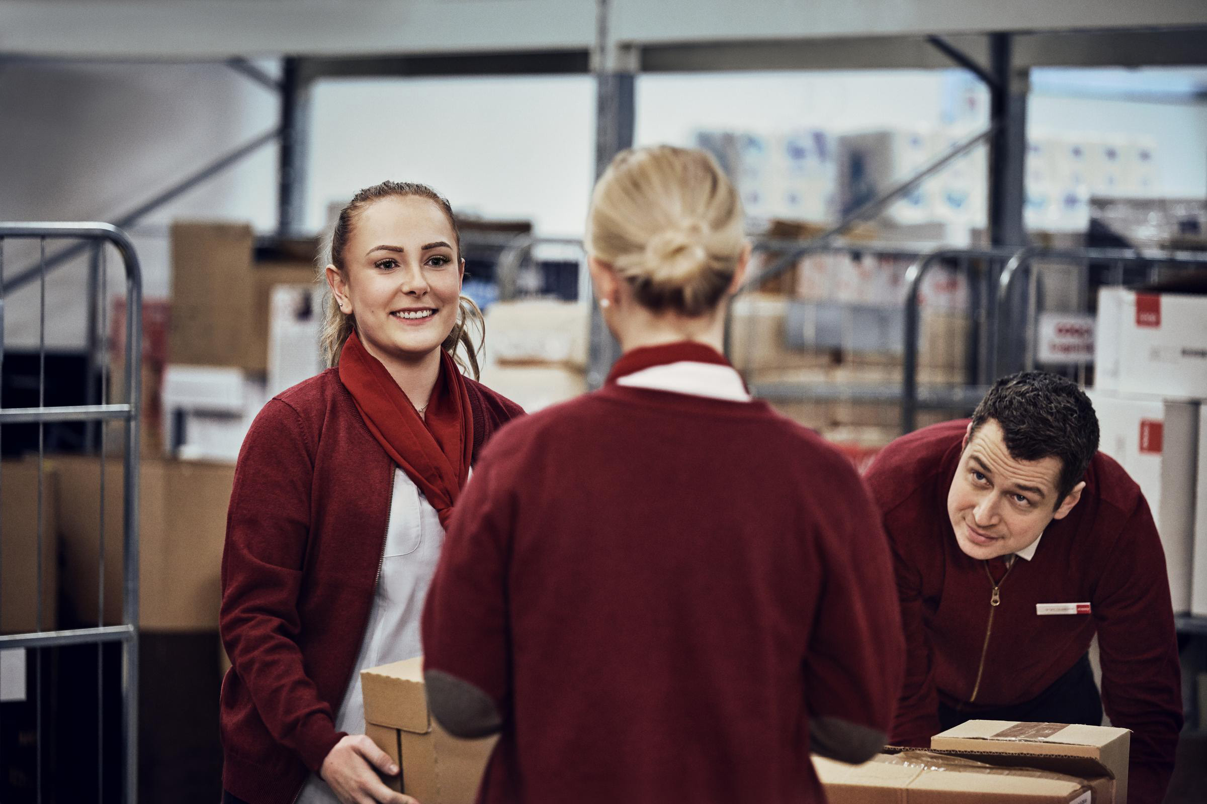 Tre Coop-ansatte står i et lager med kasser, der kan købes via B2C webshoppen som har øget onlinesalg