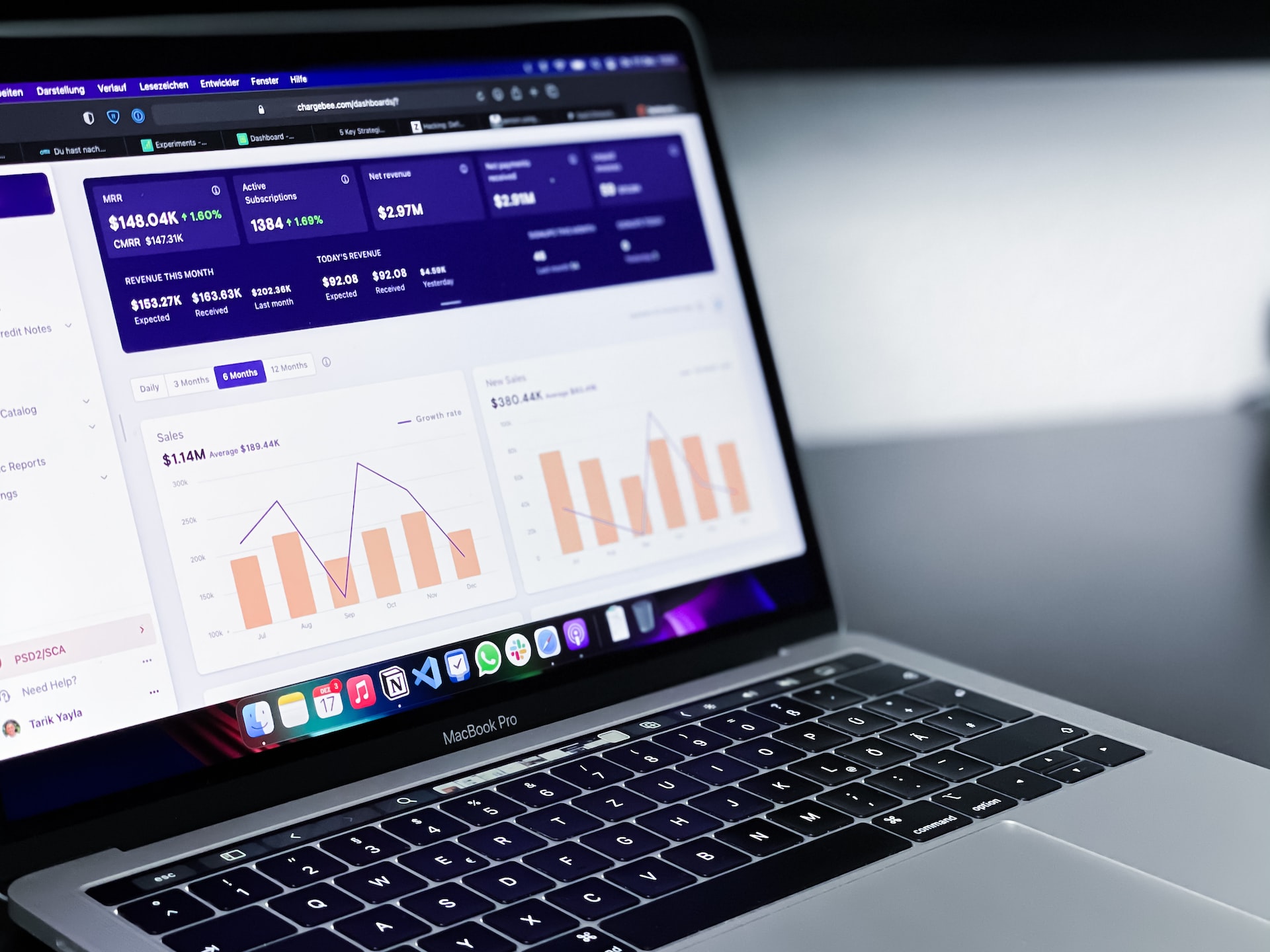 Lap top med statistik og data. Måske delt fra en kundeservice-enhed til resten af en virksomhed, som skaber vækst.