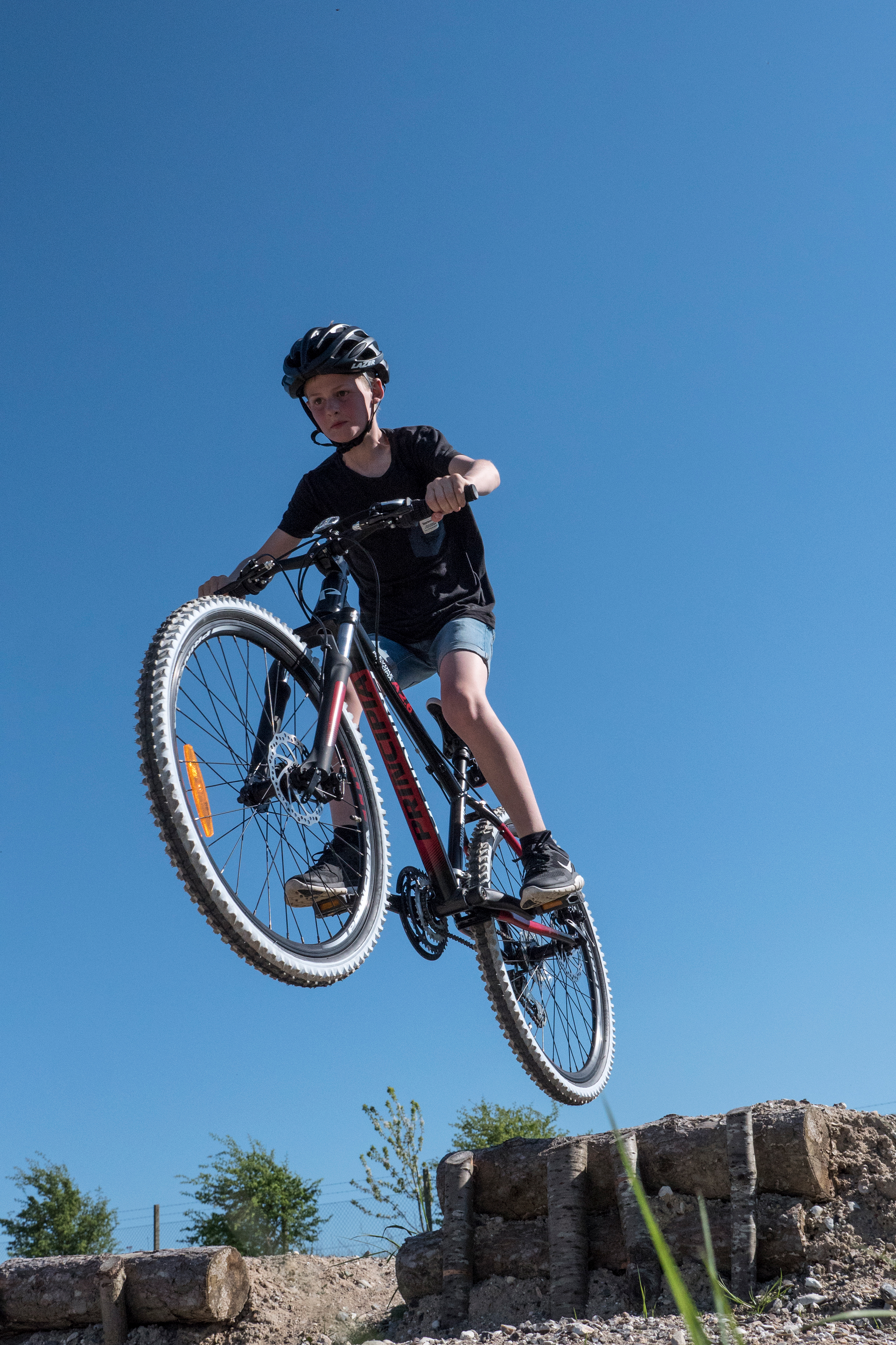 Dreng på mountainbike i luften fra b2b Ehandel Webshop