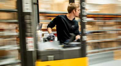 Mand kører gennem lager på truck hos EET, der med automatisering af processer i PIM-systemet har skabt vækst